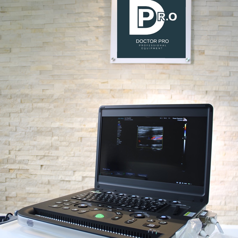 Ecógrafo Doctor Pro 1011C Pro en la sala de exhibición, bajo el rótulo de Doctor Pro